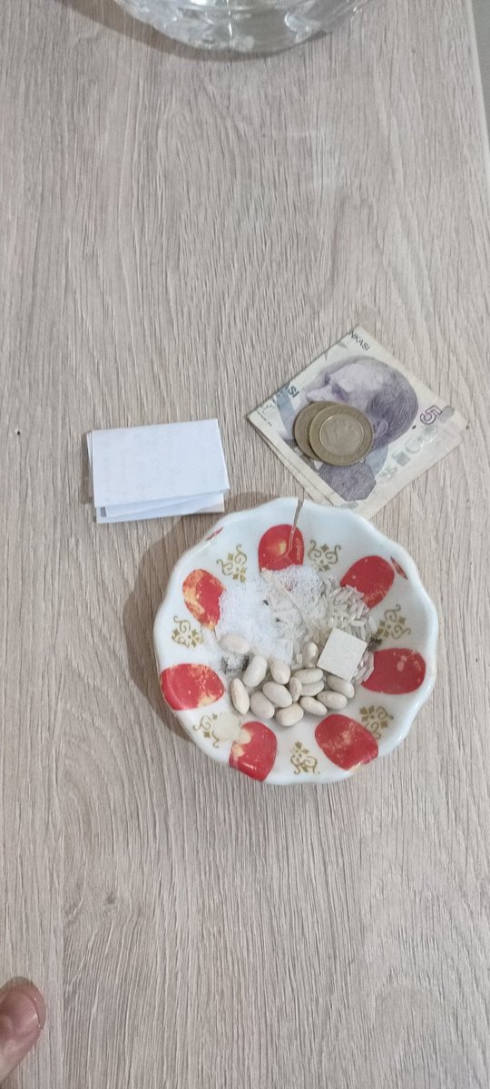 yyussufarslan's tweet photo. Balkonumda bunları buldum nişanlım bana büyü yapmış aw https://t.co/H7WuA8m8Ib