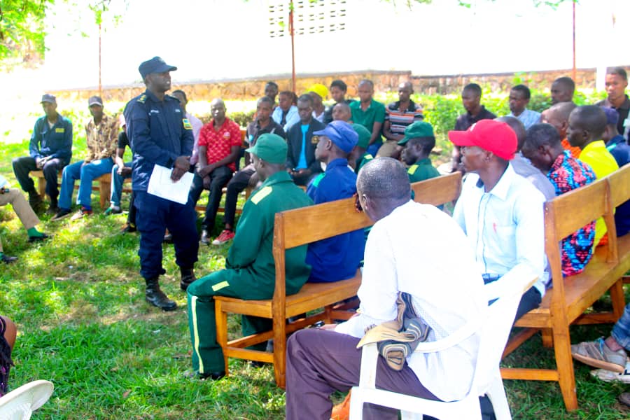 (RYVCP) MUTENDERI YOUTH VOLUNTEERS (@mutenderiv) on Twitter photo Uyu munsi DCPO wa <a href="/NgomaDistrict/">Ngoma District</a> CIP Cyprien UWITONZE yaganirije urubyiruko rwa <a href="/MutenderiV/">(RYVCP) MUTENDERI YOUTH VOLUNTEERS</a> inzego z' ibanze n' izu mutekano, aho yatanze ikiganiro ku Gukumira no Kurwanya ibyaha bitaraba Uyu munsi DCPO wa <a href="/NgomaDistrict/">Ngoma District</a> CIP Cyprien UWITONZE yaganirije urubyiruko rwa <a href="/MutenderiV/">(RYVCP) MUTENDERI YOUTH VOLUNTEERS</a> inzego z' ibanze n' izu mutekano, aho yatanze ikiganiro ku Gukumira no Kurwanya ibyaha bitaraba