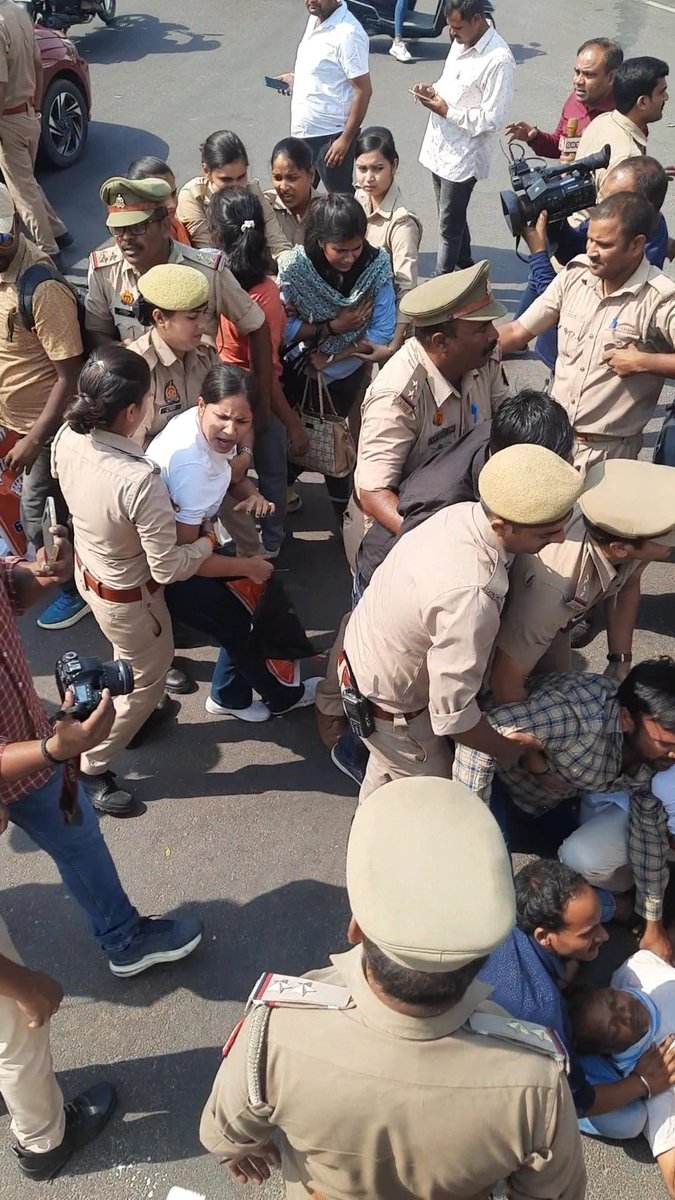 #69000_उत्तरकुंजी_नियुक्ति_दें 
<a href="/myogiadityanath/">Yogi Adityanath</a> 69000 शिक्षक भर्ती के उत्तरकुंजी प्रकरण का आदेश आए हुए सुप्रीम कोर्ट से 2वर्ष से अधिक का समय हो चुका है हाईकोर्ट के 25/08/2021 के आदेश का अनुपालन करना है जो की 2249 पीड़ित कैंडिडेट्स को नियुक्ति प्रदान करें