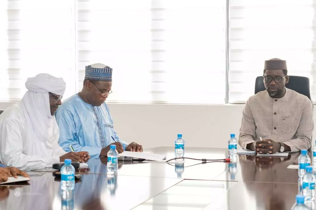 PapyPuncho's tweet photo. @DrAliouneDione a reçu une délégation du Ministère de l'Agriculture et de l'Élevage du Niger, cette rencontre s'inscrit dans le cadre de la volonté du nouveau gouvernement de renforcer la coopération sud-sud pour une intégration africaine solide et perenne.
#MMESS
#Lebambeyois https://t.co/OhUeEEF4At