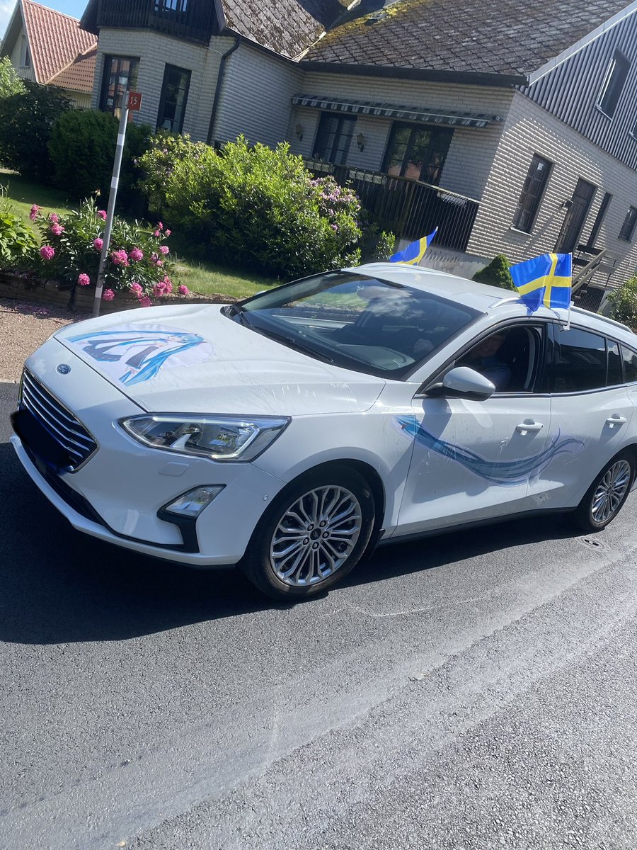 FredrikKitsune's tweet photo. Graduated today so dad put Hatsune Miku on the car and blasted Ado when he picked me up https://t.co/TSHO8E5qWq