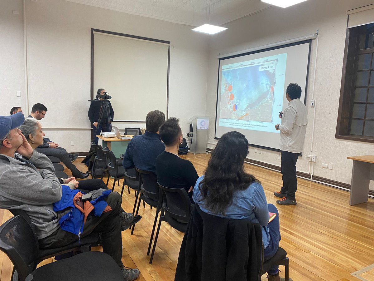 cbahialomas's tweet photo. En el marco del #Diamundialdelmedioambiemte participamos de actividad organizada por @Enap_Informa presentando algunos resultados de estudios de migraciones en Bahía Lomas. @HvNorambuena junto a @Chilesummits la llevan 🙌 https://t.co/gbvRsgvIe7