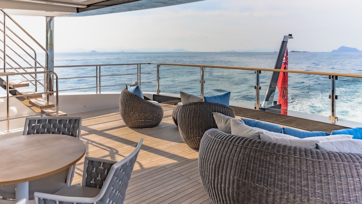 BurgessYachts's tweet photo. Featuring a light-filled interior and numerous entertainment spaces. 🤩

Discover more about the beautifully designed 42.2m (138.5ft) SONG OF SONGS. 

https://t.co/wsPMAajRYD https://t.co/S8S8TqXXlV