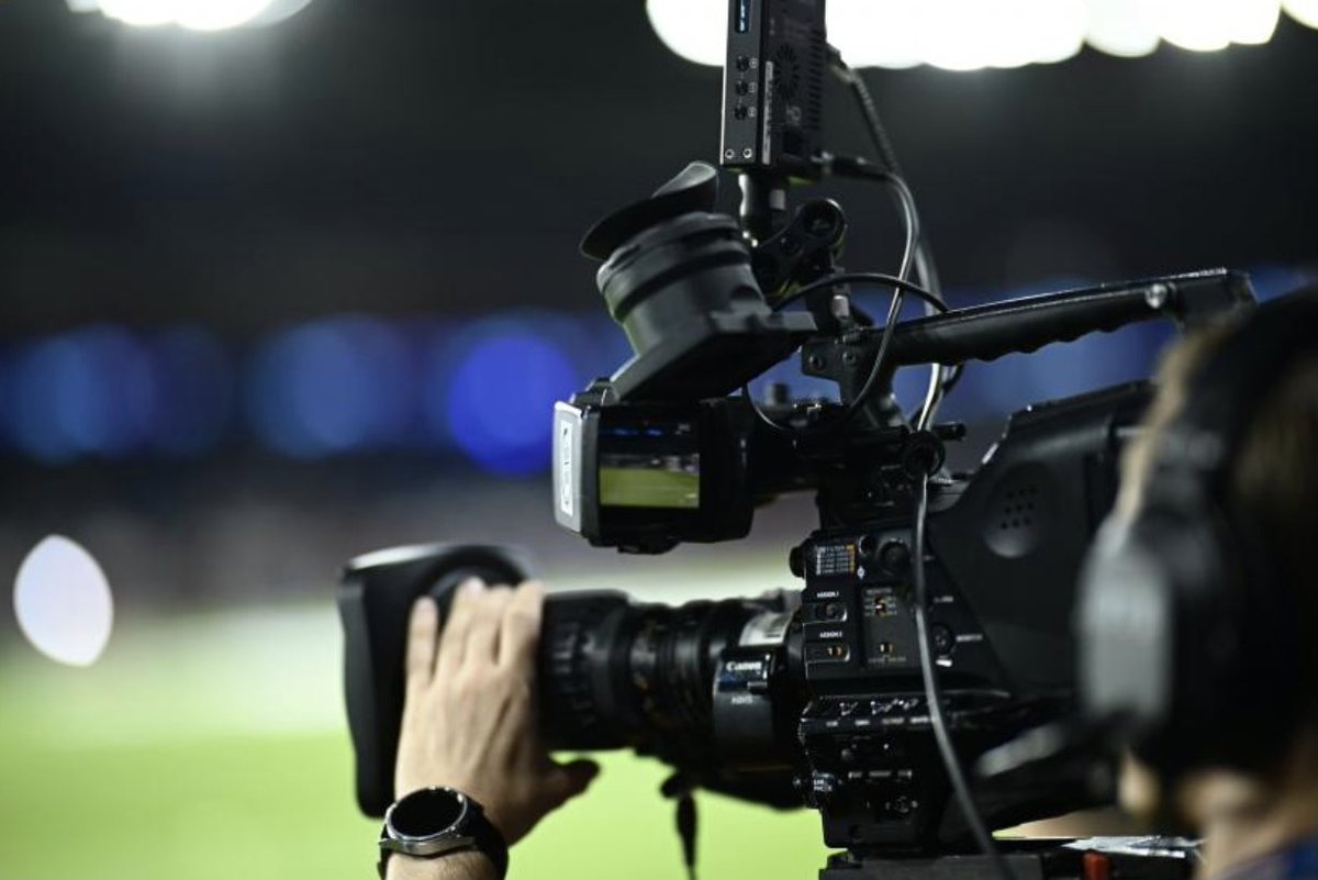 lequipe's tweet photo. Conçue au départ pour pousser Canal+ à s'entendre avec beIN Sports sur la distribution exclusive d'une chaîne 100 % L1, l'alternative pens��e par la LFP d'une antenne à 25€ mensuels, disponible auprès de tous les autres opérateurs, prend un peu d'épaisseur https://t.co/PV3Ir41QBY https://t.co/9pQlAQOyxk