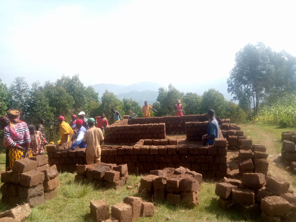 GicumbiN's tweet photo. #Ntakudohoka imihigo irakomeje Murubyiruko rwa @GicumbiDistrict aho kuri uyu wa 05/06/2024 urubyiruko rwa #Rukomosector rwazindukiye mu muganda wo kubaka ibiro by'umudugudu Wa #Gasharara kubufatanye n'abaturage mukagari Ka #kinyami. https://t.co/UPSd0J2vjH