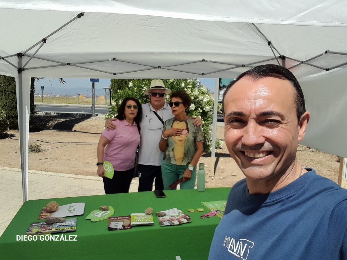 VoxAlhendin's tweet image. ⛺‼️HOY EN LA #URB. #LOSLLANOS‼️✌️

❗️SEGUIMOS CON LAS MESAS ℹ️INFO DE VOX ALHENDÍN‼️

✅ Hoy nuestro Portavoz, @diegodggonzalez ,junto con El Equipo de @VoxAlhendin y la Concejal de @VoxGojar ,Otilia Alarcón, en La Urb. Los Llanos .

 #NosVanAOir 📢🇪🇸

¡Seguimos Avanzando!💪🏻🇪🇸