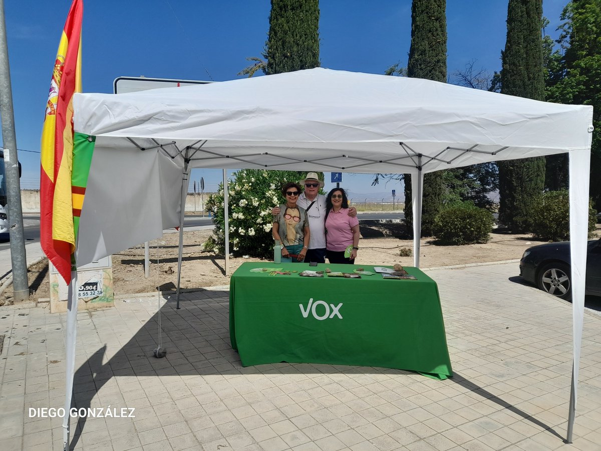 VoxAlhendin's tweet image. ⛺‼️HOY EN LA #URB. #LOSLLANOS‼️✌️

❗️SEGUIMOS CON LAS MESAS ℹ️INFO DE VOX ALHENDÍN‼️

✅ Hoy nuestro Portavoz, @diegodggonzalez ,junto con El Equipo de @VoxAlhendin y la Concejal de @VoxGojar ,Otilia Alarcón, en La Urb. Los Llanos .

 #NosVanAOir 📢🇪🇸

¡Seguimos Avanzando!💪🏻🇪🇸