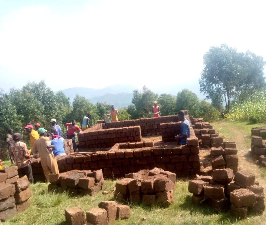 GicumbiN's tweet photo. #Ntakudohoka imihigo irakomeje Murubyiruko rwa @GicumbiDistrict aho kuri uyu wa 05/06/2024 urubyiruko rwa #Rukomosector rwazindukiye mu muganda wo kubaka ibiro by'umudugudu Wa #Gasharara kubufatanye n'abaturage mukagari Ka #kinyami. https://t.co/UPSd0J2vjH