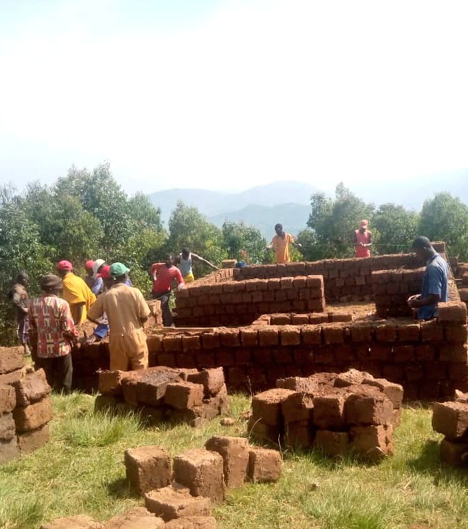 GicumbiN's tweet photo. #Ntakudohoka imihigo irakomeje Murubyiruko rwa @GicumbiDistrict aho kuri uyu wa 05/06/2024 urubyiruko rwa #Rukomosector rwazindukiye mu muganda wo kubaka ibiro by'umudugudu Wa #Gasharara kubufatanye n'abaturage mukagari Ka #kinyami. https://t.co/UPSd0J2vjH