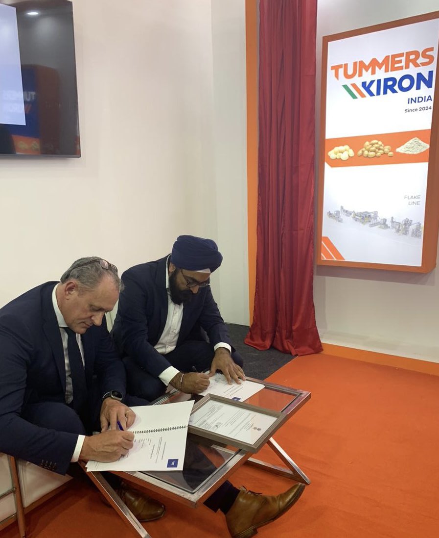 NLinIndia's tweet photo. Our Ambassador @marisagerards & Mr. Chandubhai Virani, Chairman, Iscon Balaji Foods witnessed the Joint Venture signing ceremony of 🇳🇱 company, Tummers Food Processing Solution & 🇮🇳 company, Kiron Food Processing Technologies at Inter Food Tech. pavilion.
🇳🇱🇮🇳 #GrowingPartnership https://t.co/EIappYbax3
