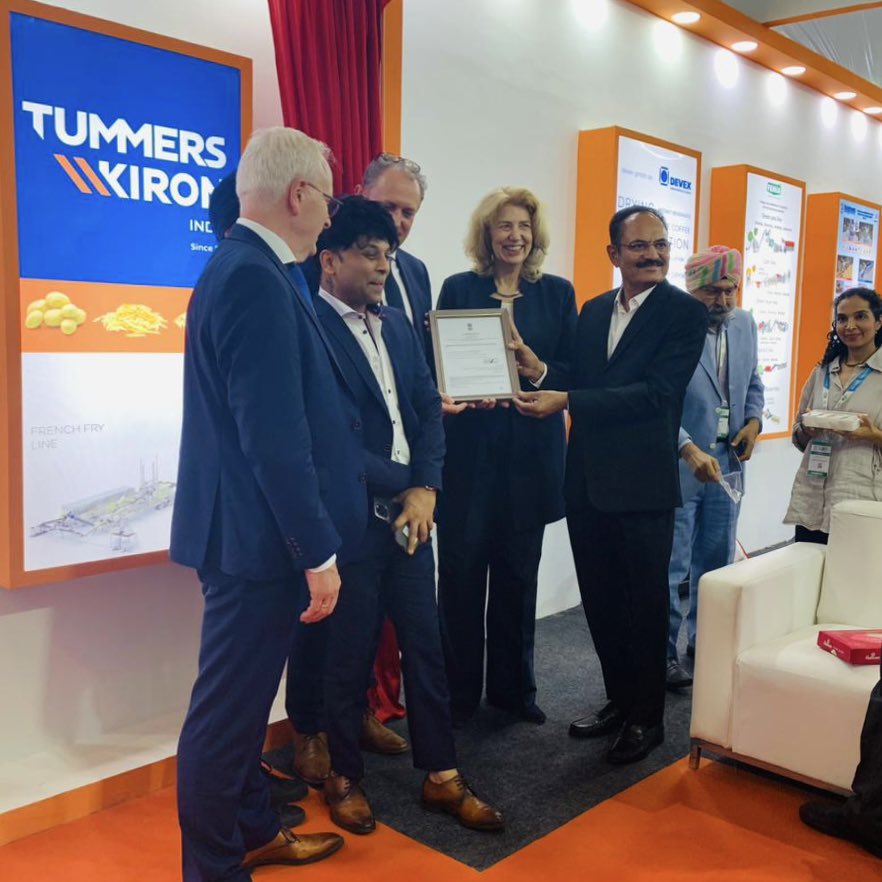 NLinIndia's tweet photo. Our Ambassador @marisagerards & Mr. Chandubhai Virani, Chairman, Iscon Balaji Foods witnessed the Joint Venture signing ceremony of 🇳🇱 company, Tummers Food Processing Solution & 🇮🇳 company, Kiron Food Processing Technologies at Inter Food Tech. pavilion.
🇳🇱🇮🇳 #GrowingPartnership https://t.co/EIappYbax3