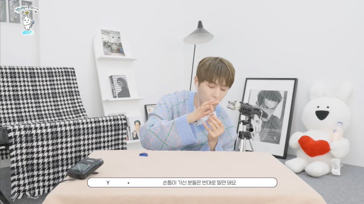 hyoja_S2's tweet photo. @GoldenChild 그리고 성윤이가 내 머리두 짤라주고 귀도 파주는 날이오다니🥲심지어 꿀팁까지 🤭 아 감동되..➰😚 지금까지 뽀대장 즁에 ASMR 제일 재밌어하는거 같은데요ㅠㅠㅠㅠ? 특히 귀파주는걸 제일 즐거워 한듯ㅠㅠ 재능발견의 순간👏 앞으로의 뽀대장도 기대할게요🥺❤️
#뽀대장의_ASMR #뽀대장의_탑로더 https://t.co/HV17xCwIB5