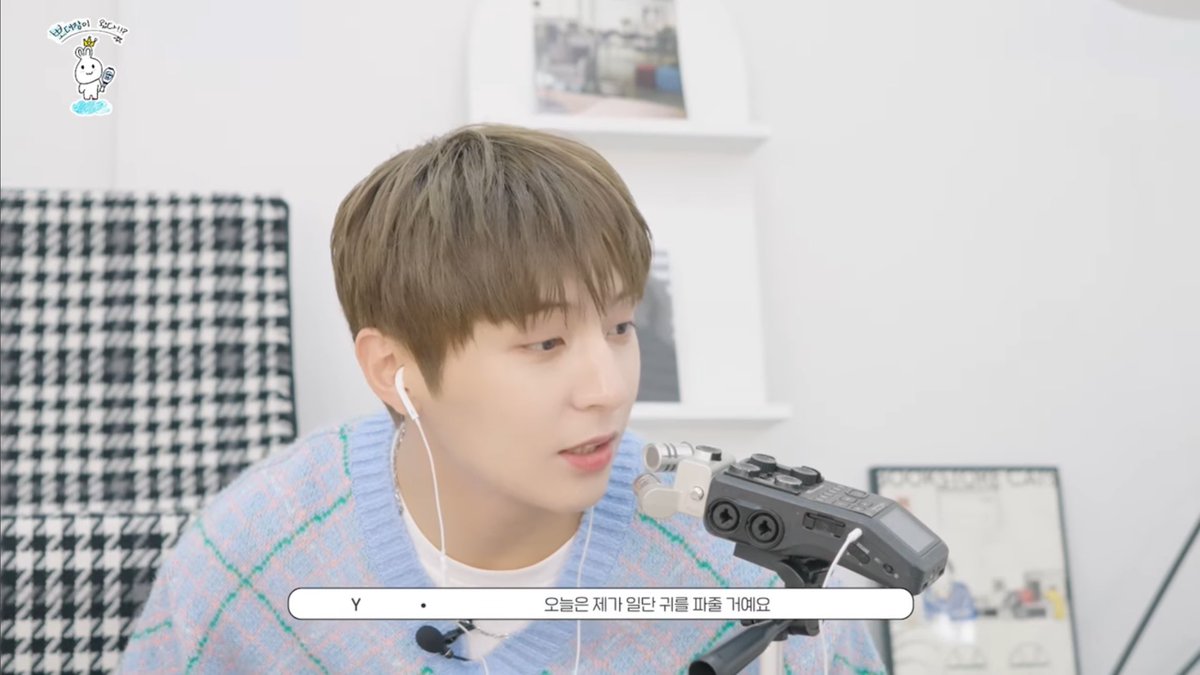 hyoja_S2's tweet photo. @GoldenChild 그리고 성윤이가 내 머리두 짤라주고 귀도 파주는 날이오다니🥲심지어 꿀팁까지 🤭 아 감동되..➰😚 지금까지 뽀대장 즁에 ASMR 제일 재밌어하는거 같은데요ㅠㅠㅠㅠ? 특히 귀파주는걸 제일 즐거워 한듯ㅠㅠ 재능발견의 순간👏 앞으로의 뽀대장도 기대할게요🥺❤️
#뽀대장의_ASMR #뽀대장의_탑로더 https://t.co/HV17xCwIB5