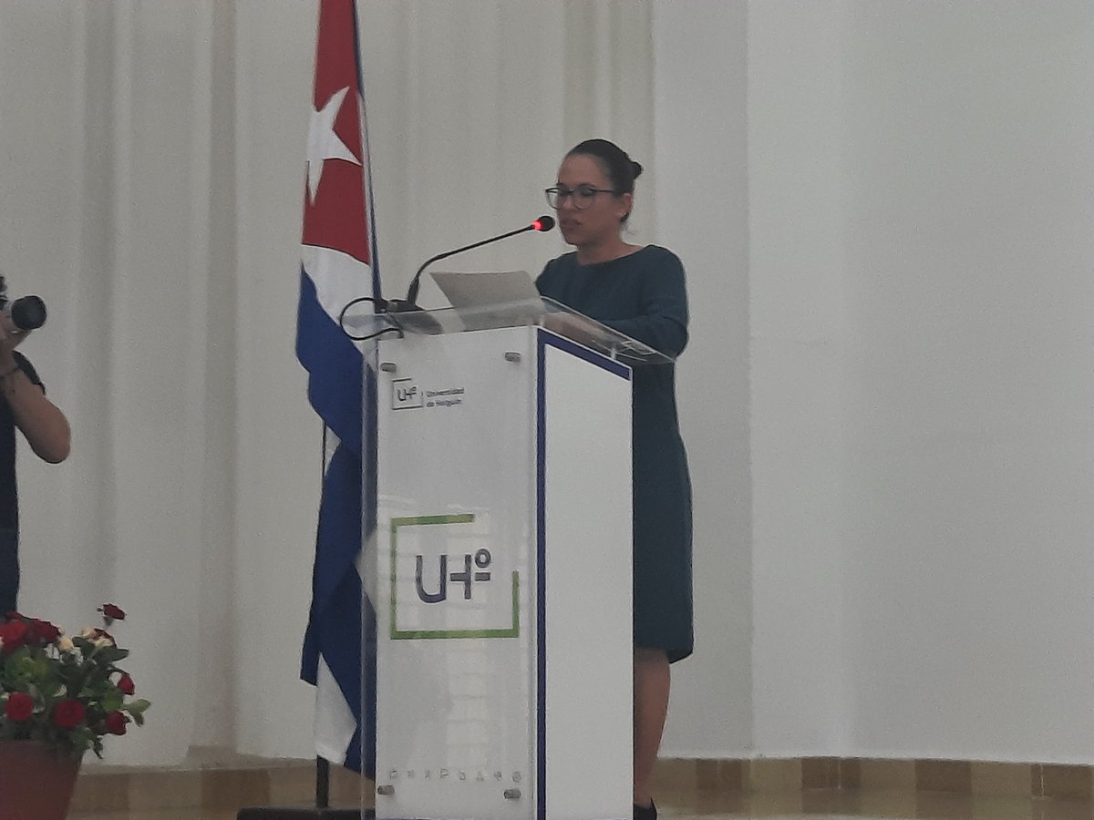 La rectora de la Universidad de Holguín pronuncia las palabras conclusivas del acto para la entrega de los premios de la Rectora 2023