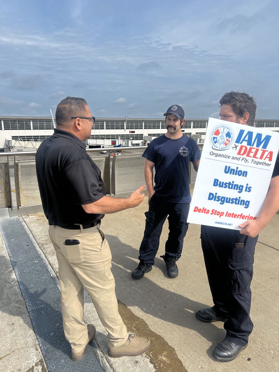 iamairtransport's tweet photo. Hello Detroit @IAM_DeltaRamp Workers! 👋

IAM Air Transport General Vice President Richie Johnsen, Air Transport Chief of Staff Edison Fraser and our Delta organizing team are here at #DTW supporting Delta workers' right to organize. ✊💪✊ https://t.co/ep8BIOe5py
