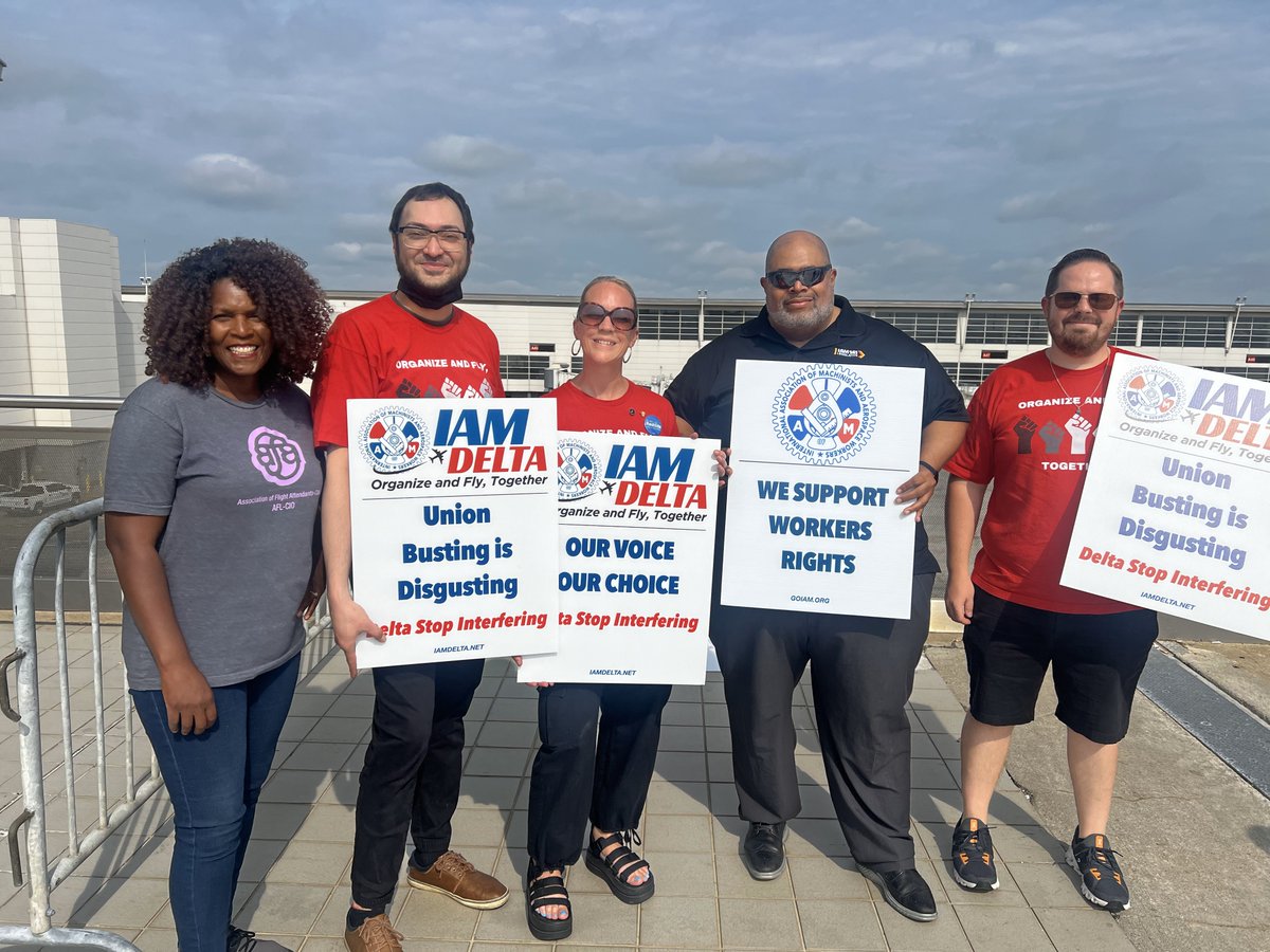 iamairtransport's tweet photo. Hello Detroit @IAM_DeltaRamp Workers! 👋

IAM Air Transport General Vice President Richie Johnsen, Air Transport Chief of Staff Edison Fraser and our Delta organizing team are here at #DTW supporting Delta workers' right to organize. ✊💪✊ https://t.co/ep8BIOe5py
