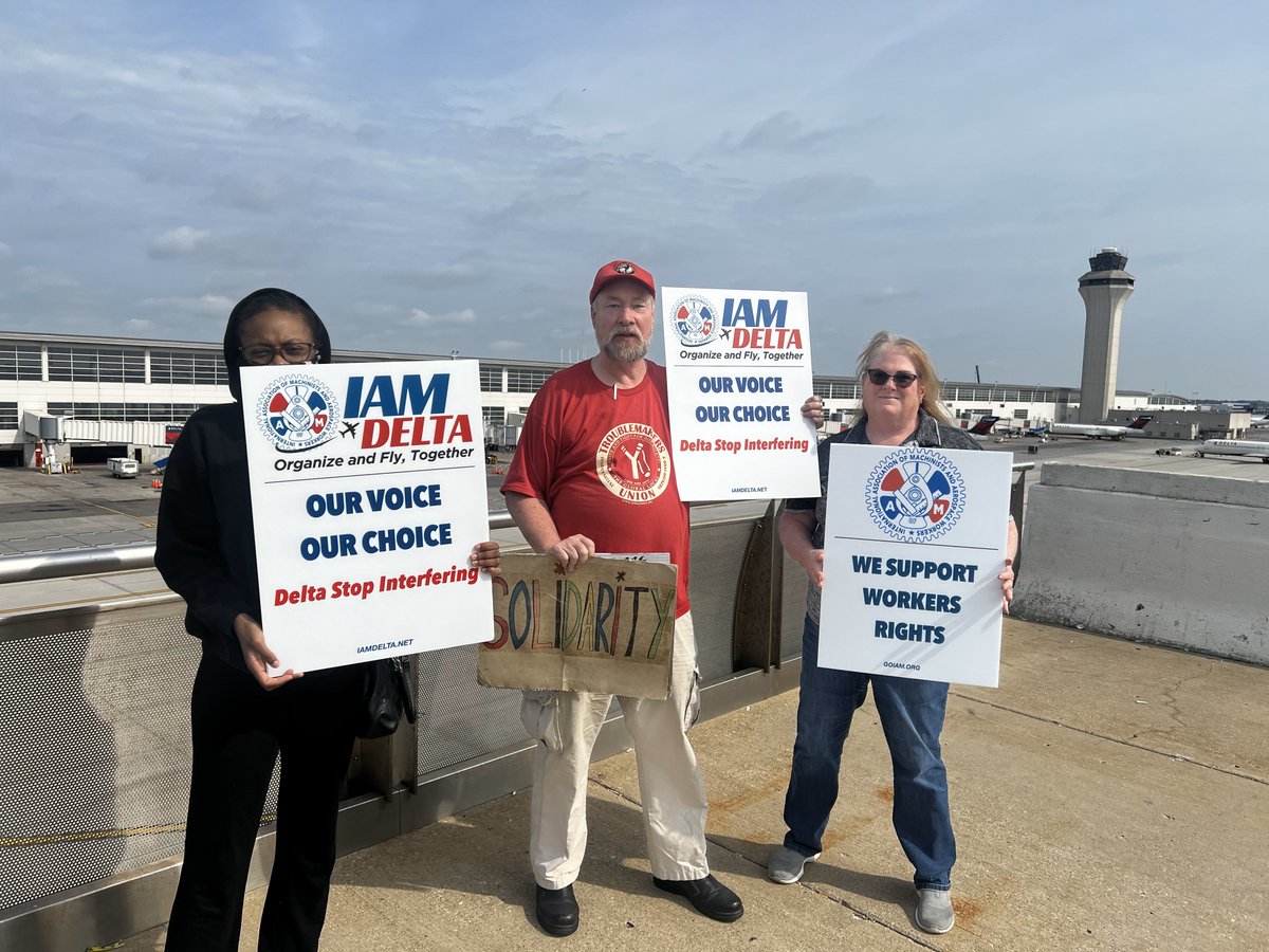 iamairtransport's tweet photo. Hello Detroit @IAM_DeltaRamp Workers! 👋

IAM Air Transport General Vice President Richie Johnsen, Air Transport Chief of Staff Edison Fraser and our Delta organizing team are here at #DTW supporting Delta workers' right to organize. ✊💪✊ https://t.co/ep8BIOe5py