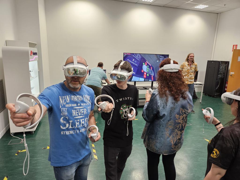 fpandalanciclos's tweet photo. Inteligencia Artificial, Big Data, Realidad Virtual, Robótica, Impresión 3D... Todo esto es lo que hemos conocido un poquito más hoy en nuestra visita a @CampusDigitalFP. La formación profesional se sube al tren de las Nuevas Tecnologías. https://t.co/ivN6LuVjD6
