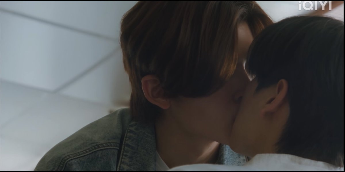suxppw7's tweet photo. My fav phumpeem scene, it's just so beautifully romantic, the way peem tilts his head to kiss phum, and the way he grabbed his neck at the end to pull him, I'm obsessed 
https://t.co/3H32ccu4no