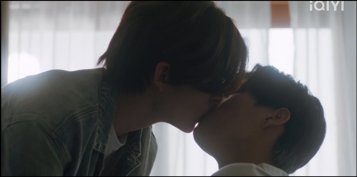 suxppw7's tweet photo. My fav phumpeem scene, it's just so beautifully romantic, the way peem tilts his head to kiss phum, and the way he grabbed his neck at the end to pull him, I'm obsessed 
https://t.co/3H32ccu4no