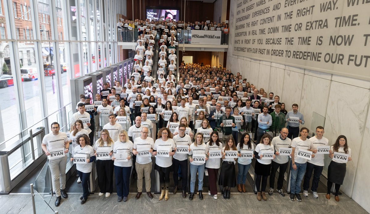 davidbamundo's tweet photo. Today marks 62 long weeks, 434 days! (an egregious number) since @evangershkovich was detained by #Putin / #Russia for simply doing his job as @wsj #reporter ... #JournalismIsNotACrime #IStandWithEvan
(photo of Evan's #london colleagues on the solemn 1-year ann.) 📸@PohleRichard https://t.co/DBbSxzsIJO