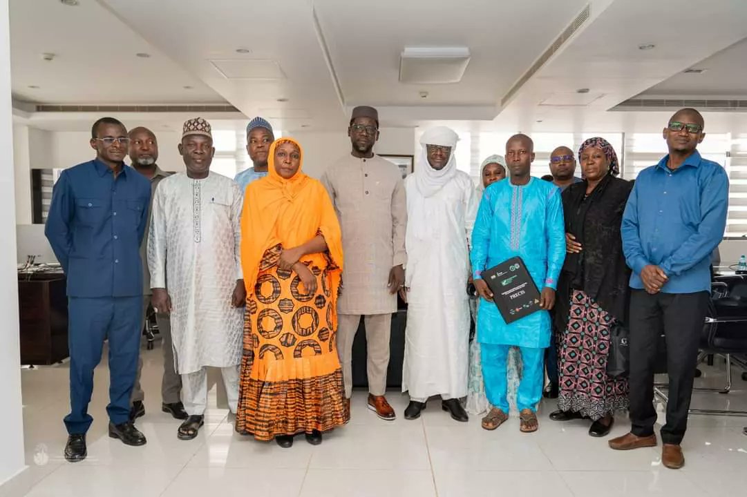 PapyPuncho's tweet photo. @DrAliouneDione a reçu une délégation du Ministère de l'Agriculture et de l'Élevage du Niger, cette rencontre s'inscrit dans le cadre de la volonté du nouveau gouvernement de renforcer la coopération sud-sud pour une intégration africaine solide et perenne.
#MMESS
#Lebambeyois https://t.co/OhUeEEF4At