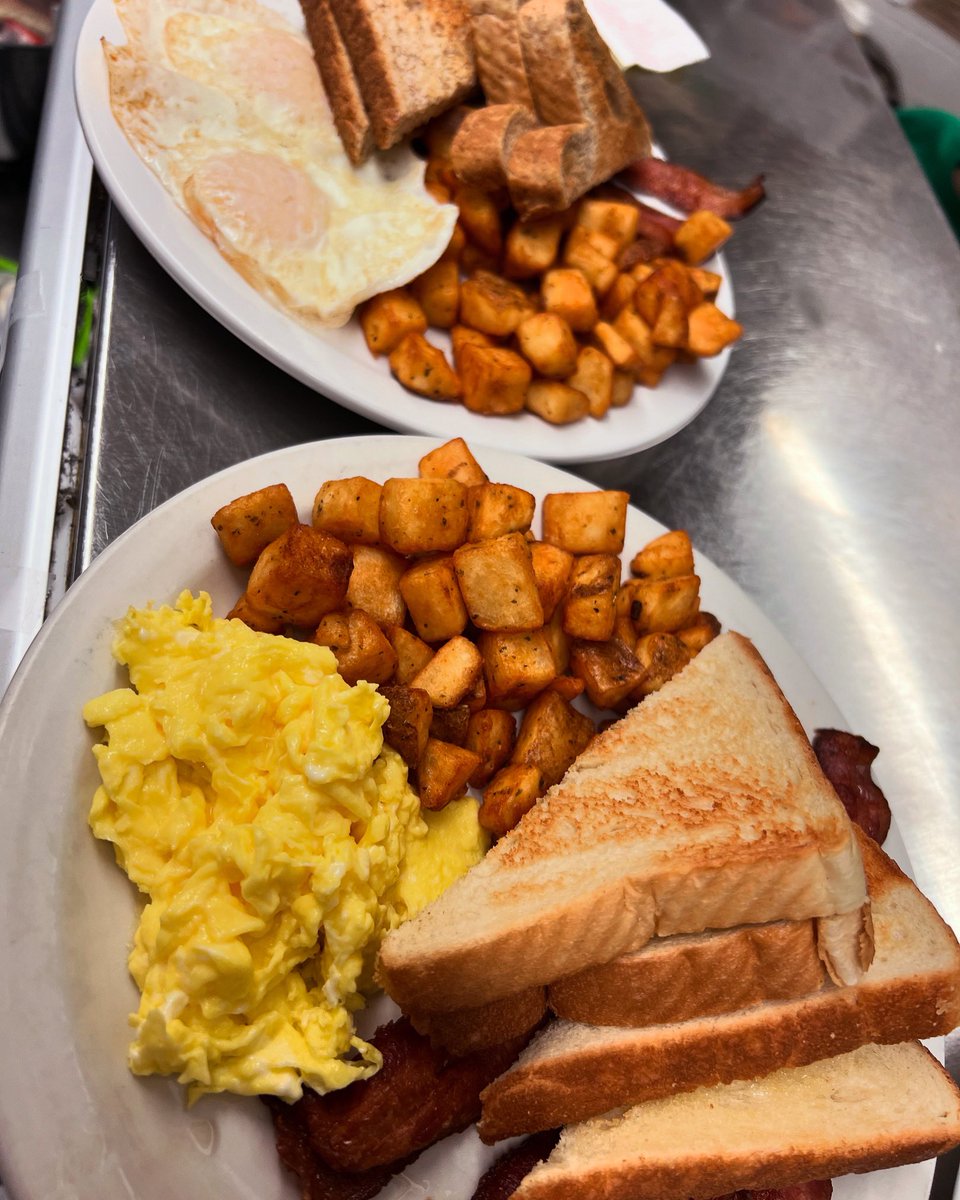 Breakfast sounds good for this cloudy Wednesday. 🍳 Happy Hour 3pm-6pm. 1/2 prices quesadillas right until 2am. Open Mic 🎤 10pm. Enjoy your day Winks fans. #lndnont