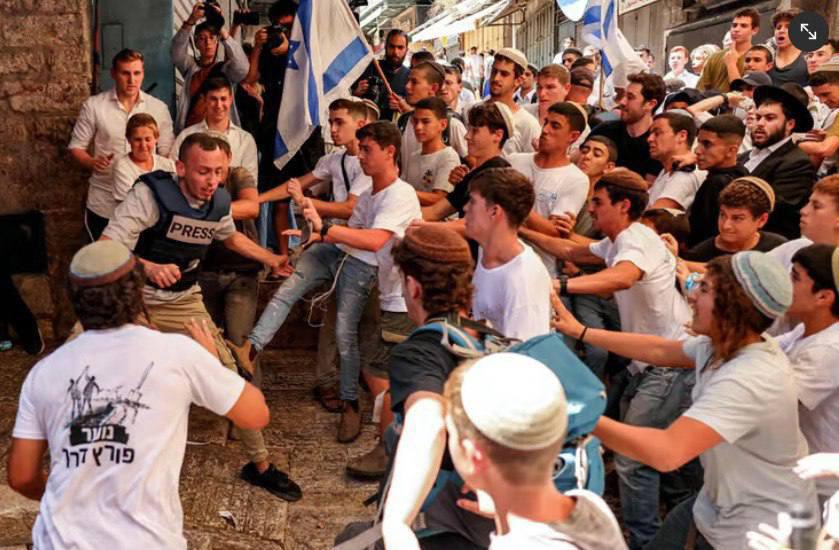 “It was the worst aggression I’ve been subjected to during my work as a journalist,” Nir Hassoun, Haaretz’s reporter said after he was beaten harshly by settlers during their annual provocative march in #Jerusalem!