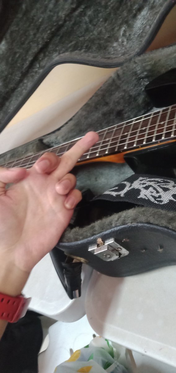 CharlesDiokno's tweet photo. Inang G (A# since half-step down) string yan. Kakapalit ko lang ng set last Saturday ah 💀. 

Salamat &amp; congrats btw kay @da_vinceii sa e-guit. Life saver!! https://t.co/jr7XZBibwZ