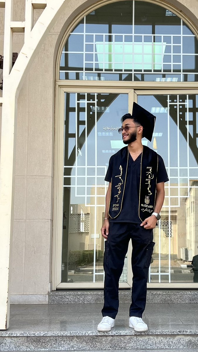 (وآخرُ دعواهم أنِ الحمدُ للهِ ربِّ العالمين)

الحمدلله ما انتهى دربٌ ولا ختمَ جهدٌ ولا تم سعيٌّ إلا بفضلهِ وما تخطّى العبدُ من عقباتٍ وصعوباتٍ إلا بتوفيقه ومعونته فالحمدلله ثم الحمدلله على التمام 🎓🤍