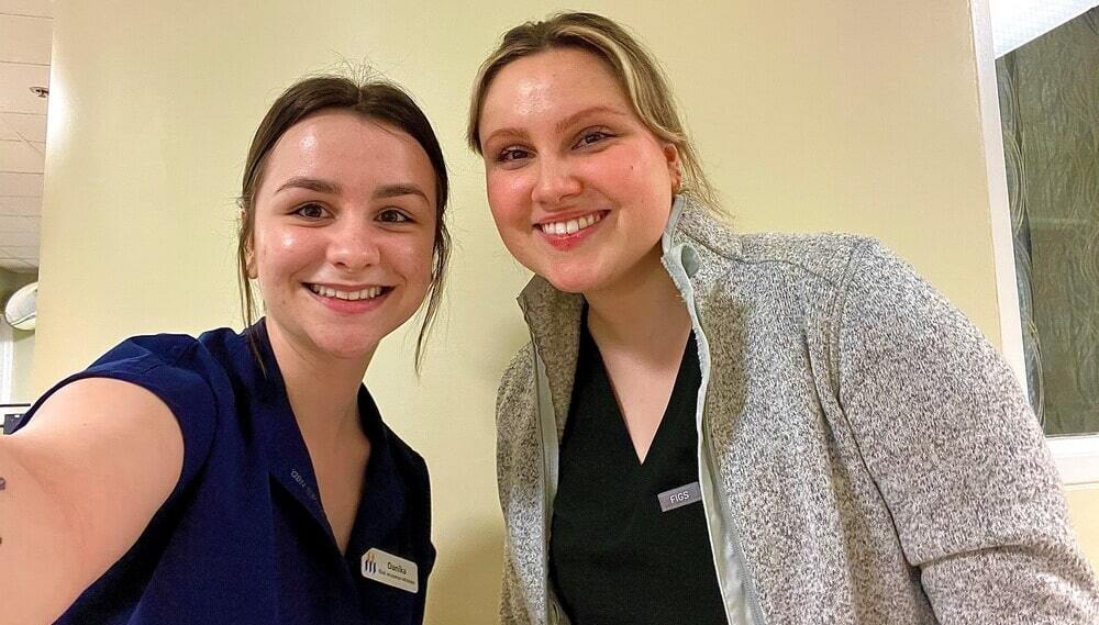 CNFSUdeM's tweet photo. Danika et Amélie te partagent leurs suggestions d’articles à te procurer pour tes études et tes stages en science infirmière. ‍👟🩺📗

Découvre comment bien te préparer pour te sentir en toute confiance  tout au long de ton parcours. 💪

👉https://t.co/B0dPfsOXsm https://t.co/U0D37Jh62g