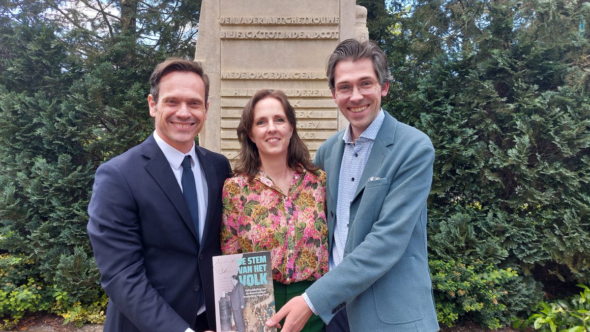 Vanmiddag is het boek 'De stem van het volk' gepresenteerd in gemeente De Bilt. Het vertelt het verhaal van de ontwikkeling van onze democratie van vroeger tot nu. Net op tijd voor de verkiezingen van morgen! Burgemeester Potters nam het boek in ontvangst. rhcvechtenvenen.nl/nieuws/nieuws-…