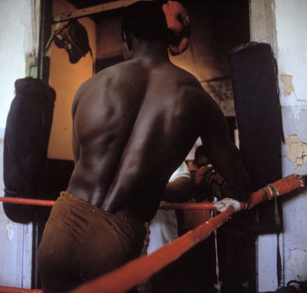 suspeitomidia's tweet photo. Clube de Boxe de Santa Teresa. Santa Teresa, Rio de Janeiro, 1991-1993. 🕵🏾

📸 Miguel Rio Branco https://t.co/CDyE6EHVIM
