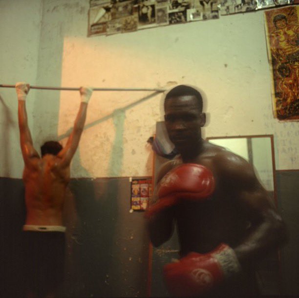 suspeitomidia's tweet photo. Clube de Boxe de Santa Teresa. Santa Teresa, Rio de Janeiro, 1991-1993. 🕵🏾

📸 Miguel Rio Branco https://t.co/CDyE6EHVIM