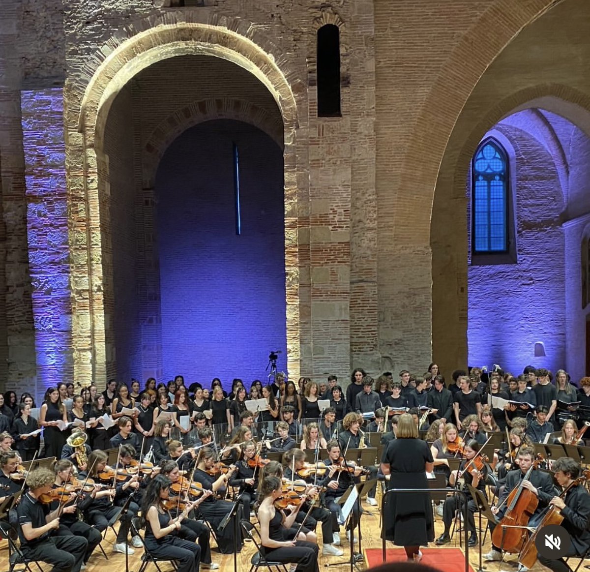 SAE_France's tweet photo. 🚀 Les étudiants de The SAE Toulouse lors du concert final de la Semaine des Arts pour la captation du concert à l’auditorium de Saint Pierre des Cuisines 👏😊

#wearesae #saetoulouse #audiovisuel #son #stpierredescuisines https://t.co/39TGGhoUeU