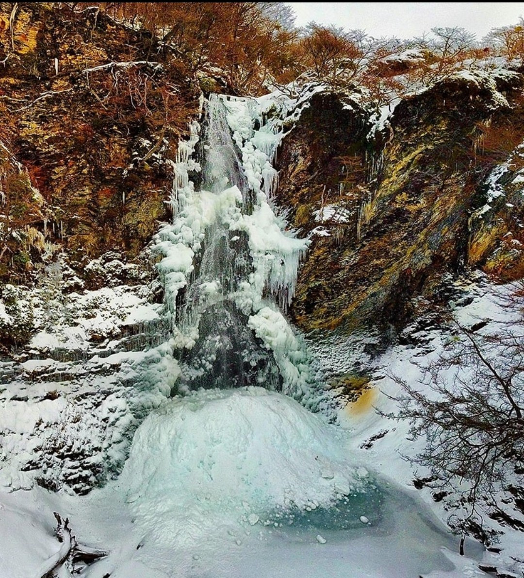 ¡Maravilloso! Por el intenso frío se congeló la Cascada Submarino en Ushuaia.
📸Patagoniatv 😍❄️