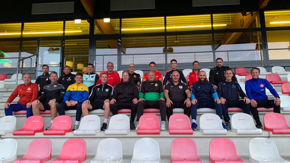 MartNieuwenhuis's tweet photo. ⚽ 🧤 𝗞𝗡𝗩𝗕 𝗚𝗼𝗮𝗹𝗸𝗲𝗲𝗽𝗲𝗿𝗰𝗼𝗮𝗰𝗵 𝟮 / 𝗨𝗘𝗙𝗔 𝗚𝗼𝗮𝗹𝗸𝗲𝗲𝗽𝗲𝗿𝗰𝗼𝗮𝗰𝗵 𝗕 ✅ 

Het afgelopen half jaar heb ik de opleiding Goalkeepercoach 2 gevolgd bij de KNVB en heb deze vorige week succesvol afgerond. Internationaal wordt deze opleiding ook wel UEFA Goalkeepercoach B genoemd.

Nu ik de GKC 2 licentie bezit mag ik de keepers van standaard 1ste elftallen amateurvoetbal mannen & vrouwen, eredivisie vrouwen en jeugdopleiding van een Betaald Voetbal Organisatie (BVO) gaan trainen en coachen.

De opgedane kennis en ervaringen ga ik toepassen bij @excelsior31  waar ik óók volgend seizoen keeperscoördinator zal zijn.