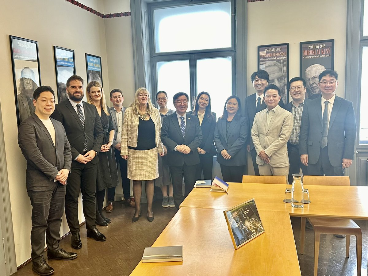 schmidtmariaHU's tweet photo. 🇰🇷 Special museum tour and negotiation with the delegation of the Korea Institute for National Unification https://t.co/ysooUB9iQI
