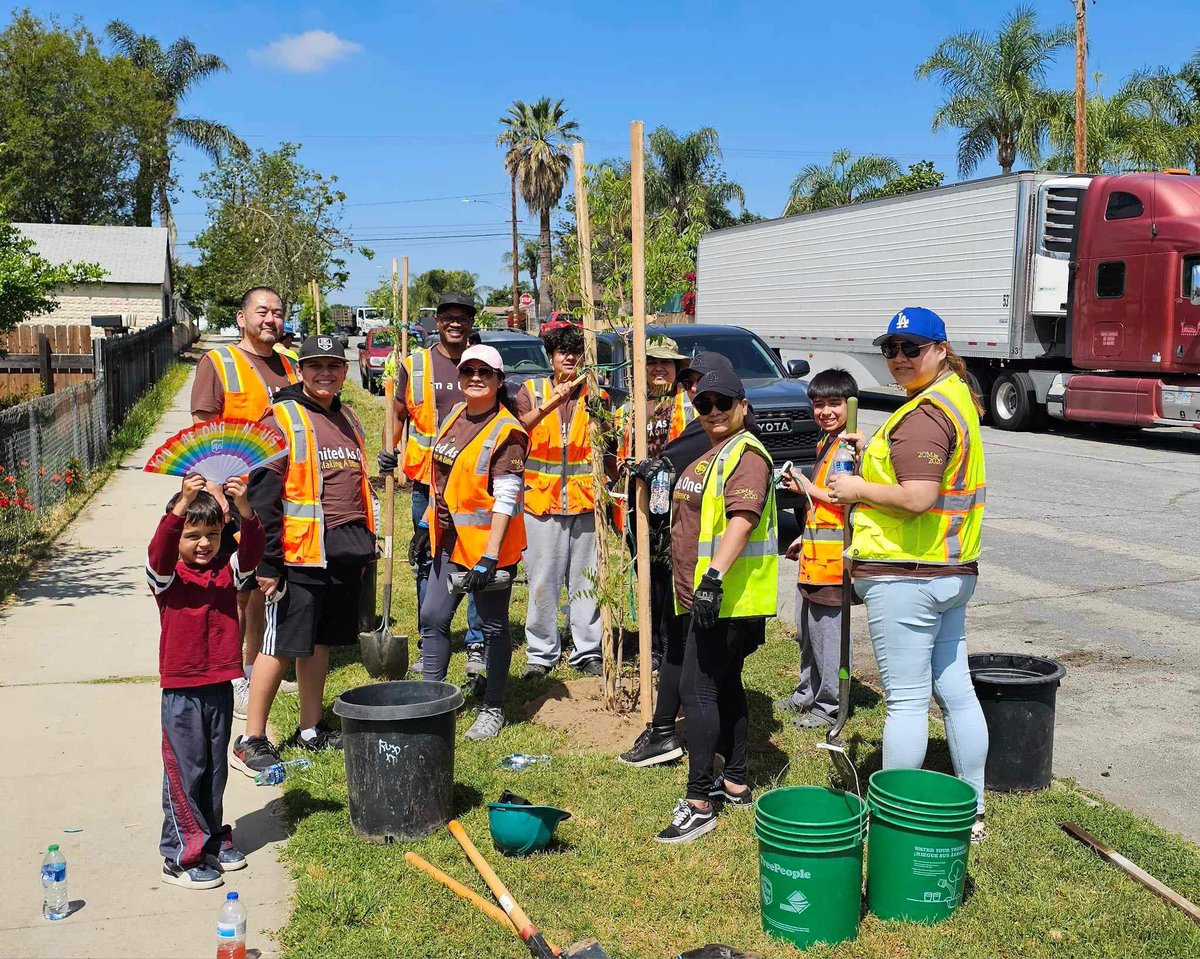 socallgbtabrg's tweet photo. April tree planting volunteer event. #sustainability. UPSers. SoCal Pride Allaince. #upspride #upsscpa #treepeople https://t.co/Lk3vzpWYJ6