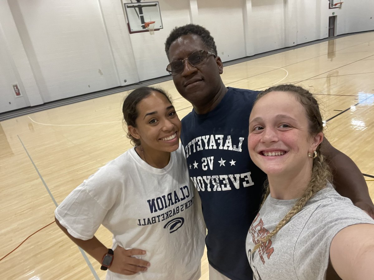 _Mr_Attack's tweet photo. Pulled up on a few local collegiate hoopers back home on break. Great time chatting and catching up with @daythornton4 @teresamaggio14 📸
#NoOffSeason #BackInTheLab #WeAboutThatWork 🏀💪🏾😅 #GymRatz https://t.co/sfd9d6rRCY