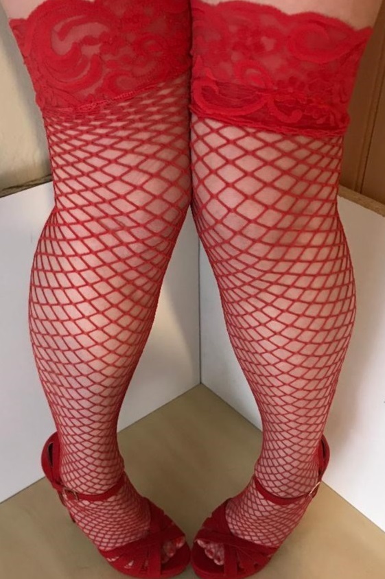 reereestar11516's tweet photo. Red fishnets and red heels! https://t.co/aWYis2ndyD