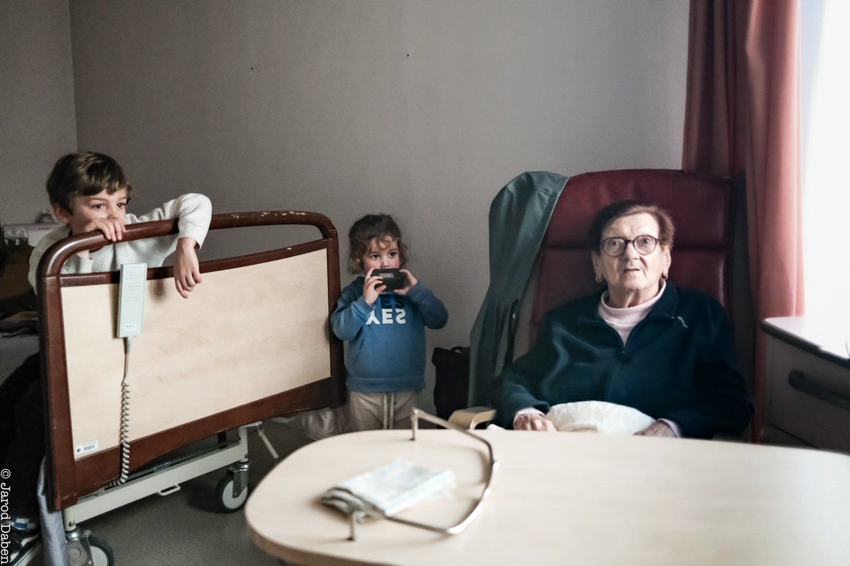 ThomasLeG_photo's tweet photo. L’importance de la famille !
#photo #photooftheday #photography #photographer #photographe #photoreporter #streetphotography #streetphotographer #streetartist #streetartphotography #urbanstreetphotogallery #fujix100v #fujifilmx100v #famille #arrièregrandmère #arrierepetitfils https://t.co/axGKhC1wU3