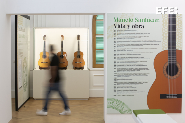 EFE_Andalucia's tweet photo. El legado del guitarrista y compositor Manolo Sanlúcar, fallecido hace casi dos años, tiene ya una casa en su ciudad natal, Sanlúcar de Barrameda, un museo que abre sus puertas para mostrar la trayectoria y el espíritu de un maestro que se convirtió en un monje del flamenco. https://t.co/o3KJFtm6lk