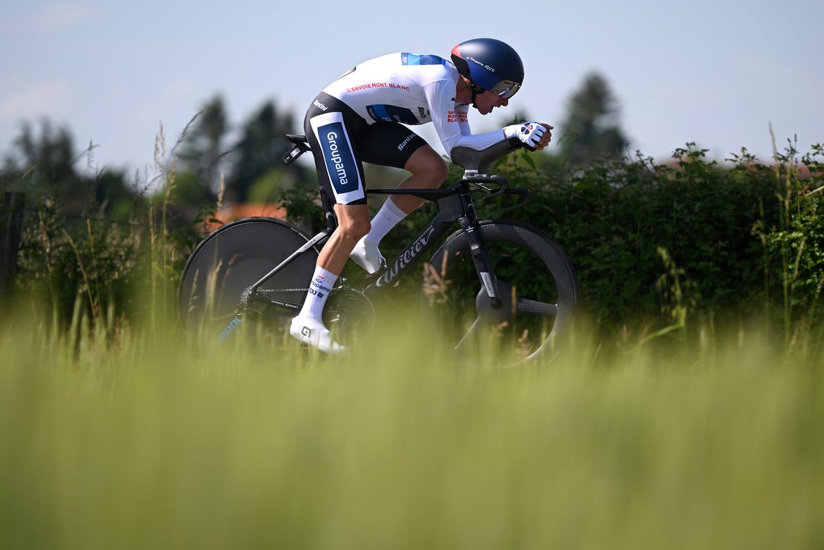 GroupamaFDJ's tweet photo. Romain Grégoire cède son Maillot Blanc sur le contre-la-montre du Critérium du Dauphiné.

Il est désormais 23e du classement général. David Gaudu est 38e.

After the TT, Romain Grégoire is 23th overall, David Gaudu 38th.