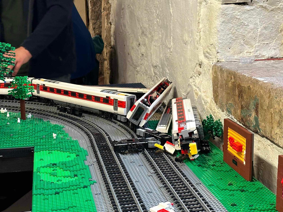AmchesterBricks's tweet photo. Following the theme of LEGO train carnage, here’s Lewis Bird’s LNER Azuma after he turned the speed up 😂 #lego #azuma #legotrains #legotrain #legophotography #legobuilders #legomodels #modelrailway #lner #trainphotos https://t.co/bAtXNSTKW7