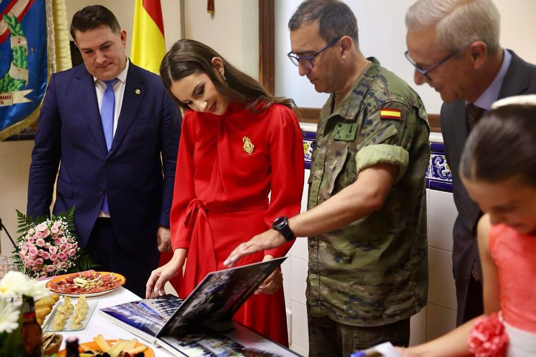 JCF_Valencia's tweet photo. 🎖️El Quarter Militar de Sant Joan de Ribera ha sigut l’escenari del dinar oficial d’entrega de l’àlbum de la XXXV Falla FAS 2024

👑 Les Falleres Majors de València han estat convidades a l’acte i han rebut l’àlbum com a record de les seues entranyables #Falles24

📸 @Fotofilmax https://t.co/OkMRk1WMab