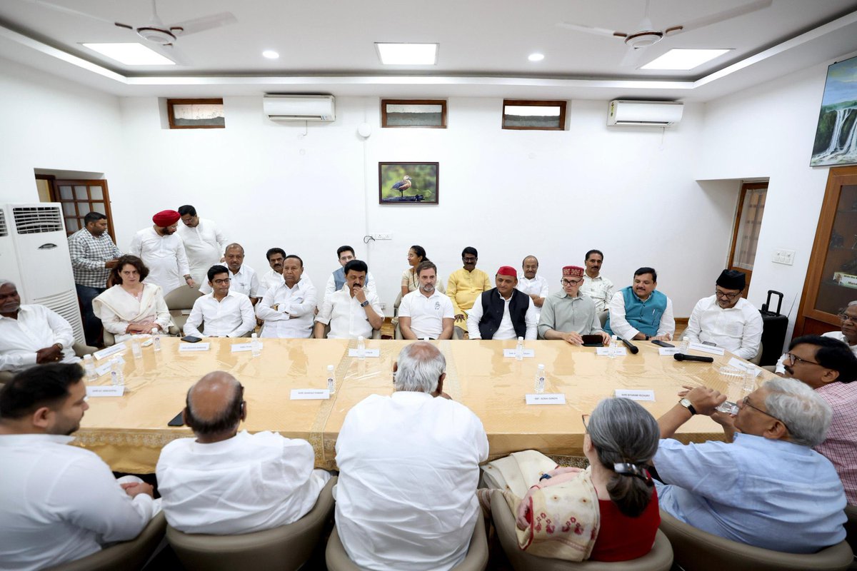 SunainaHoley's tweet photo. Zoom In To See The CHINDI Faces 🤡😂
Modi 3.0 Ka Nateeja 👇 https://t.co/IxFDIqCO3R