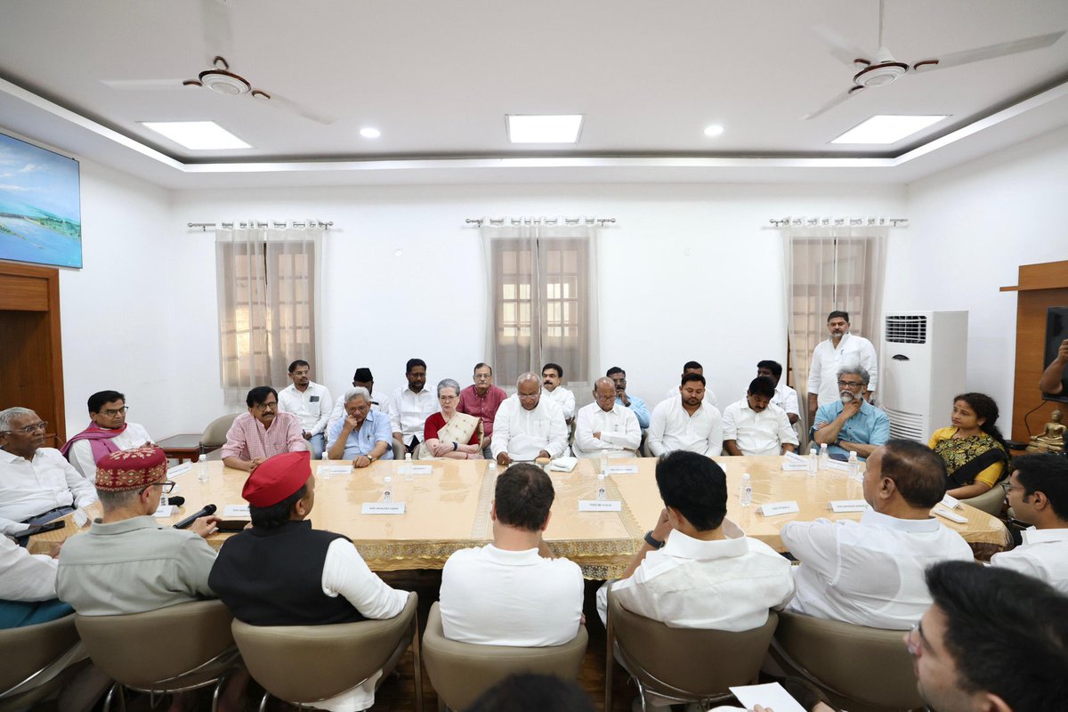 SunainaHoley's tweet photo. Zoom In To See The CHINDI Faces 🤡😂
Modi 3.0 Ka Nateeja 👇 https://t.co/IxFDIqCO3R