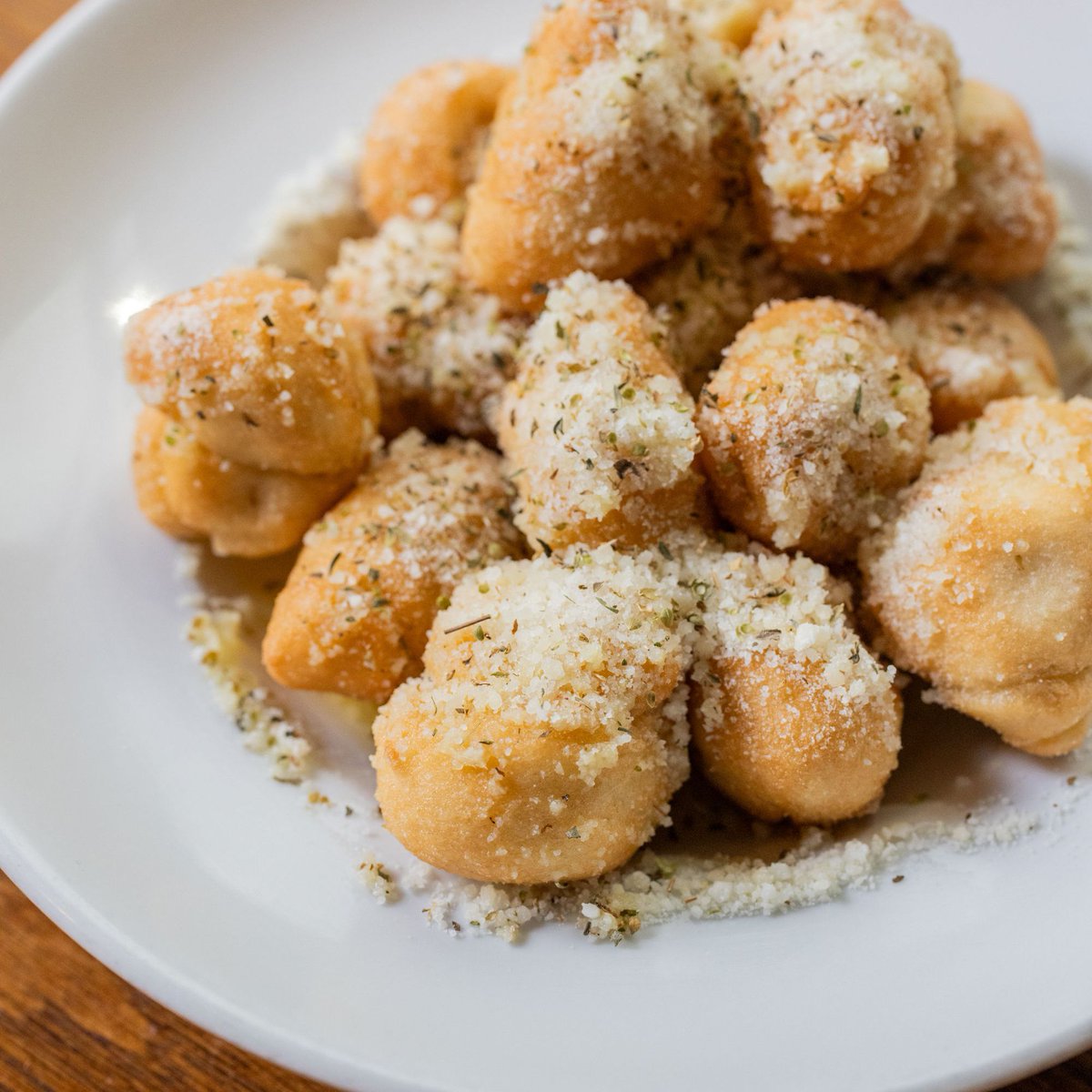 andopizza's tweet photo. Twist up your Wednesday! Enjoy FREE Garlic Knots all day when you dine in. #GarlicKnots #MidweekTreats https://t.co/OWvHbHhNL9