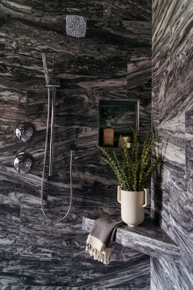 ecf_inc's tweet image. Brushed or chrome nickel is such a timeless and classic material to incorporate into a space. Paired with either a bold tile or darker-toned stone and cabinetry, it allows for contrast to make the hardware pop! #brushednickel #metalfinishing 
domino.com/design-inspira…